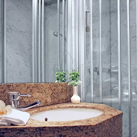 Hotel Holiday Garden Court City Centre 3*